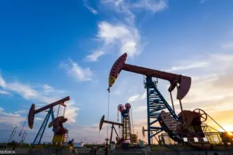  أسعار النفط تسجل ارتفاعًا وسط توترات أميركا وفنزويلا