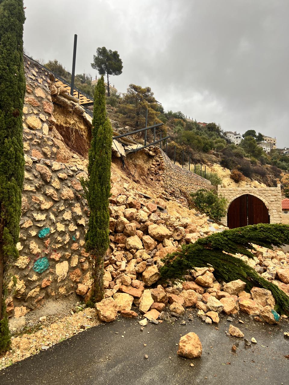 شركة توزيع الكهرباء تعالج تداعيات الأمطار بزمن قياسي .. فيديو وصور