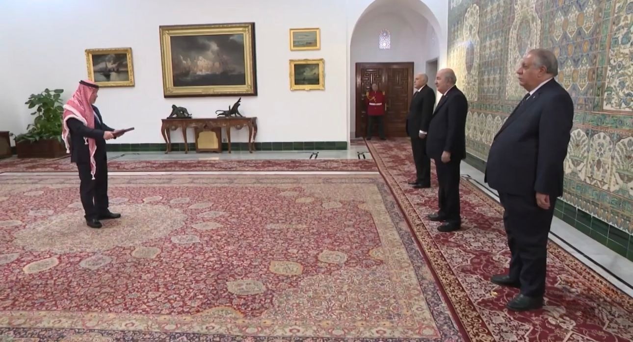 صورة حول : السفير الأردني يقدم أوراق اعتماده للرئيس الجزائري السفير الأردني يقدم أوراق اعتماده للرئيس الجزائري