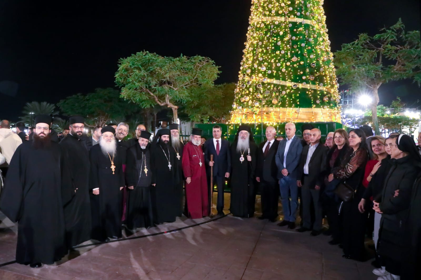 صورة حول : المجالي والعوايشة يطلقون إضاءة شجرة الميلاد في العقبة المجالي والعوايشة يطلقون إضاءة شجرة الميلاد في العقبة