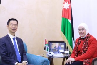 وزيرة التنمية الاجتماعية تلتقي السفير الصيني في عمان