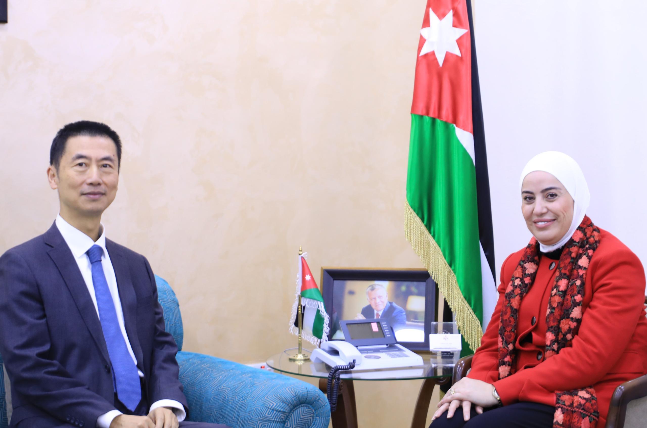 وزيرة التنمية الاجتماعية تلتقي السفير الصيني في عمان