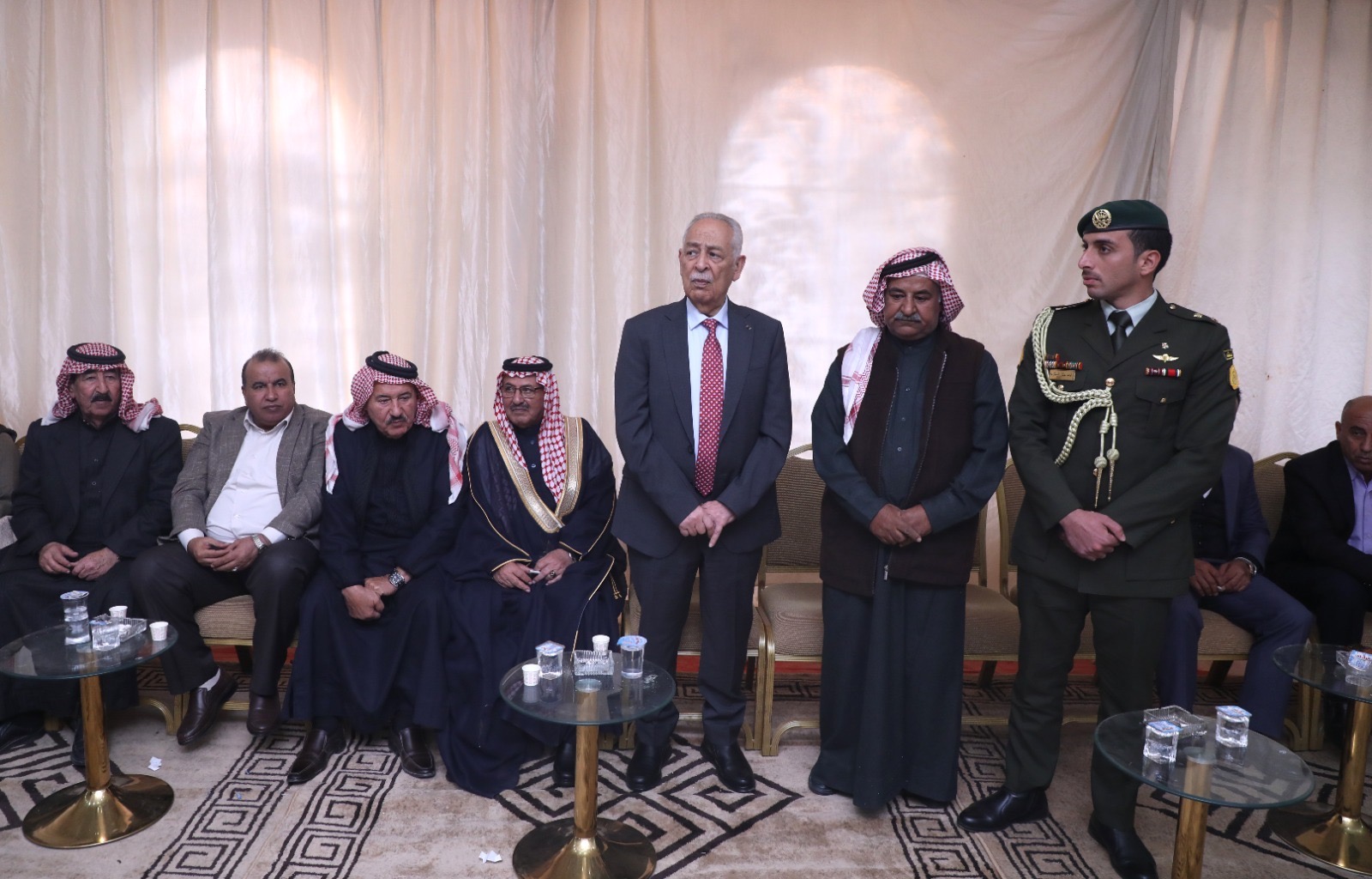 صورة حول : *مندوبا عن الملك وولي العهد. العيسوي يعزي عشيرتي الفايز والزين* *مندوبا عن الملك وولي العهد. العيسوي يعزي عشيرتي الفايز والزين*