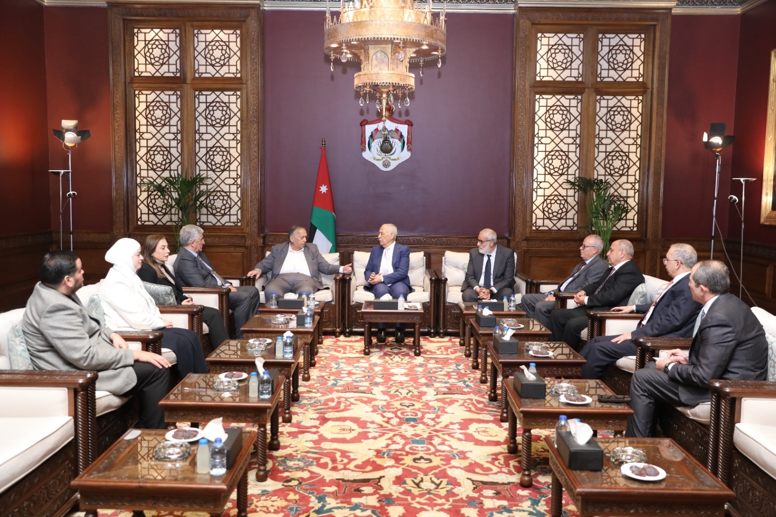 *رئيس الديوان الملكي يلتقي وفدا من جماعة عمان لحوارات المستقبل*