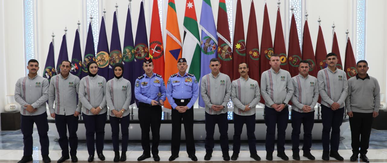 صورة حول : الأمن العام يلتقي فريق "صُنع بعزيمة" بعد فوزه بالمركز الثاني في جائزة الحسين للعمل التطوعي الأمن العام يلتقي فريق "صُنع بعزيمة" بعد فوزه بالمركز الثاني في جائزة الحسين للعمل التطوعي