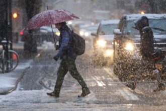 عاجل | تعمق منخفض جوي من الدرجة الثالثة يضفي طقساً بارداً وماطراً على المملكة