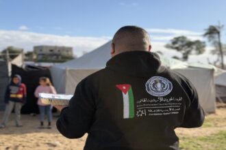 الأردن يوزّع وجبات المنسف على العائلات النازحة في خان يونس