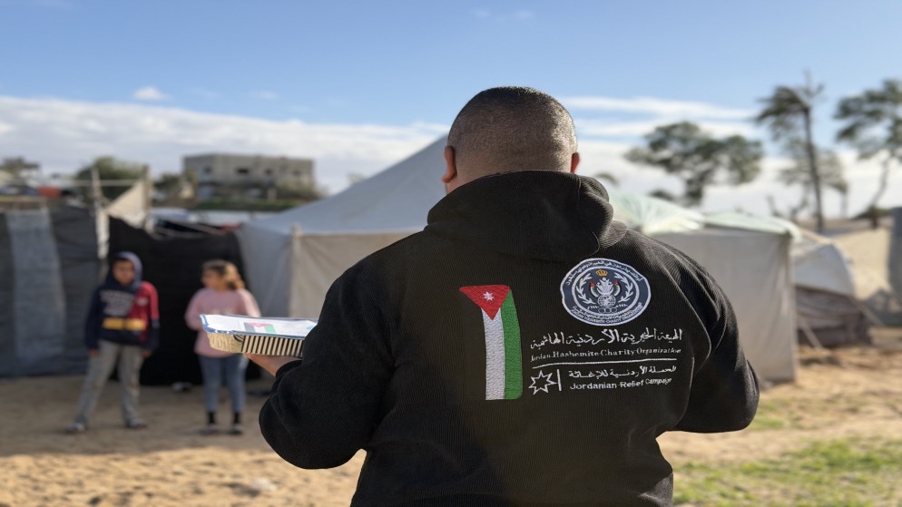 صورة حول : الأردن يوزّع وجبات المنسف على العائلات النازحة في خان يونس الأردن يوزّع وجبات المنسف على العائلات النازحة في خان يونس
