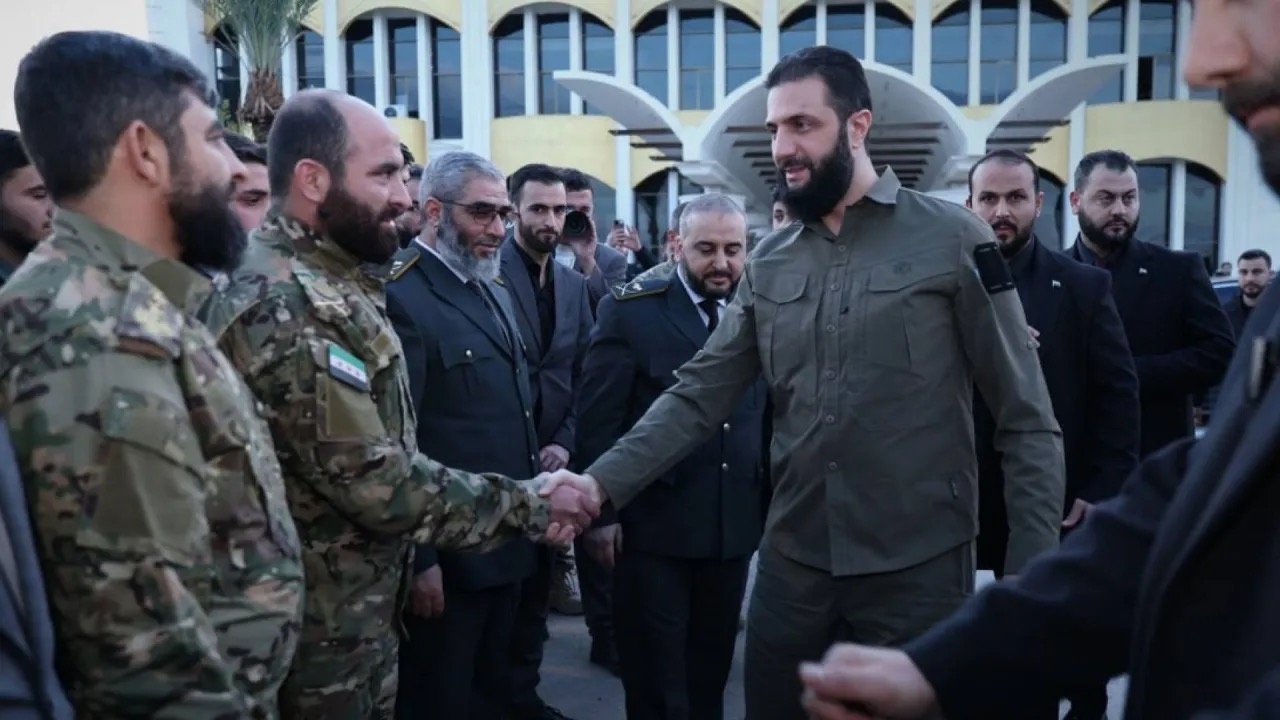 الشرع يزور معرض الثورة السورية ويكرّم أبطال التحرير