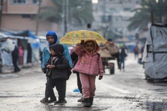 الأمطار تغرق خيام النازحين في غزة وتفاقم الأزمة الإنسانية