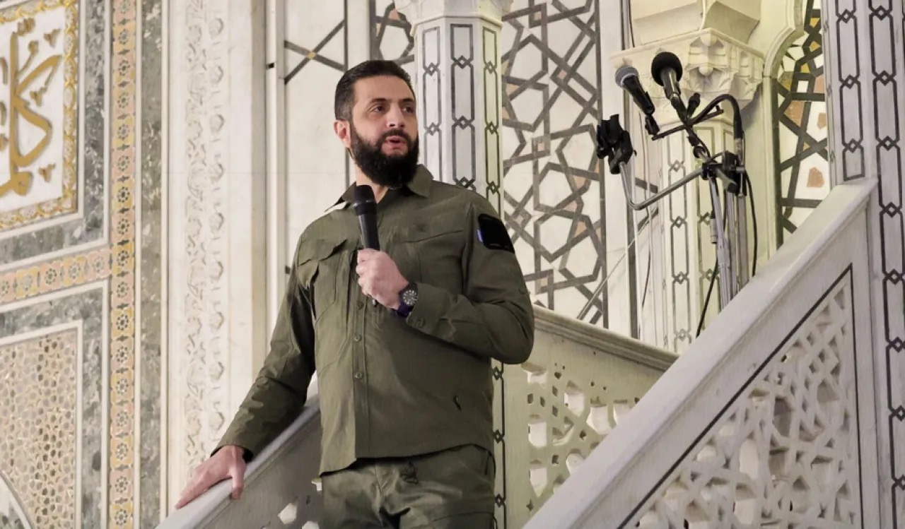 صورة حول : الشرع يؤدي صلاة الذكرى الأولى لتحرير سوريا ويدعو لوحدة الجهود الوطنية الشرع يؤدي صلاة الذكرى الأولى لتحرير سوريا ويدعو لوحدة الجهود الوطنية