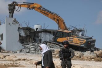 الاحتلال الإسرائيلي يخطر بهدم مدرسة ومنازل في يطا جنوب الخليل