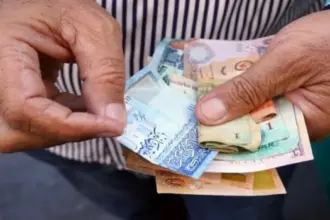 التربية والتعليم تحوّل مستحقات العاملين في البرامج التعليمية إلى البنوك