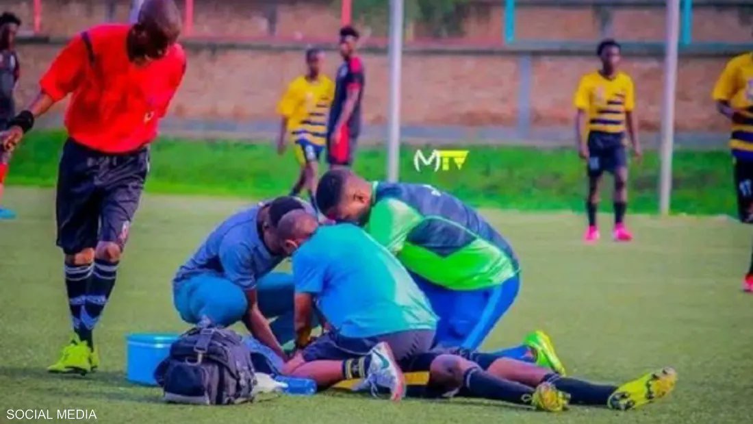 صورة حول : وفاة لاعب كرة قدم بوروندي إثر ابتلاعه قطعة نقدية أثناء المباراة وفاة لاعب كرة قدم بوروندي إثر ابتلاعه قطعة نقدية أثناء المباراة