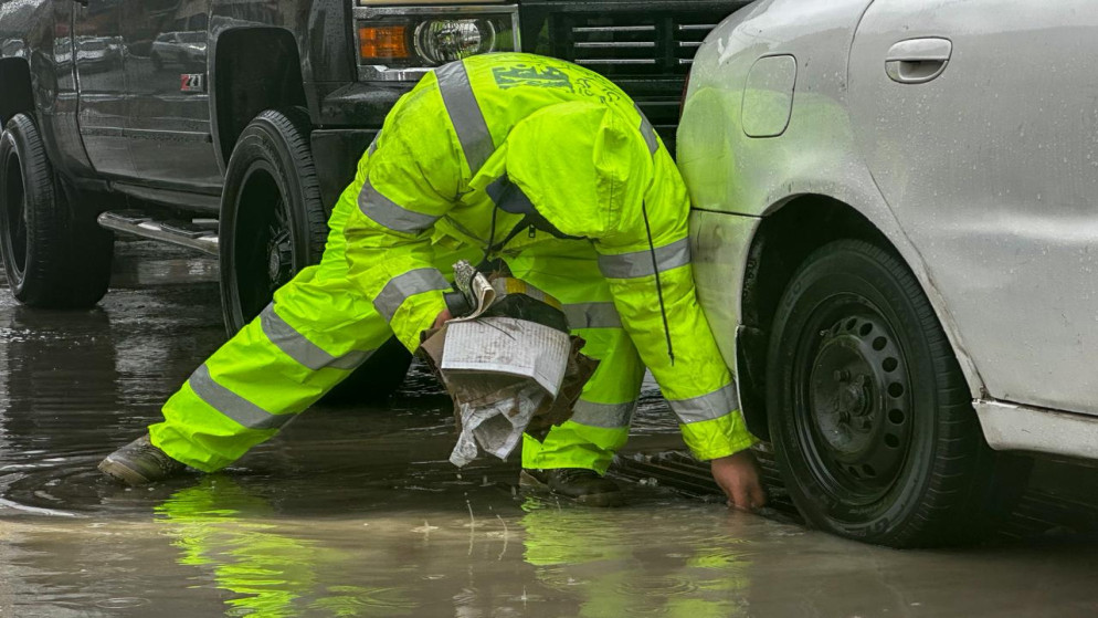 بالصور .. أمانة عمّان تتعامل مع ارتفاع منسوب المياه وتحذر المواطنين