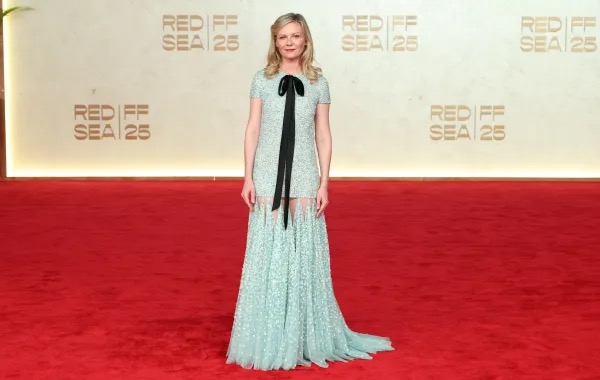 صورة حول : أجمل إطلالات كيرستن دانست على السجادة الحمراء عبر السنين أجمل إطلالات كيرستن دانست على السجادة الحمراء عبر السنين