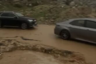 عاجل | بالفيديو .. مياه الأمطار تحاصر السيارات على طريق الترخيص مرج الحمام