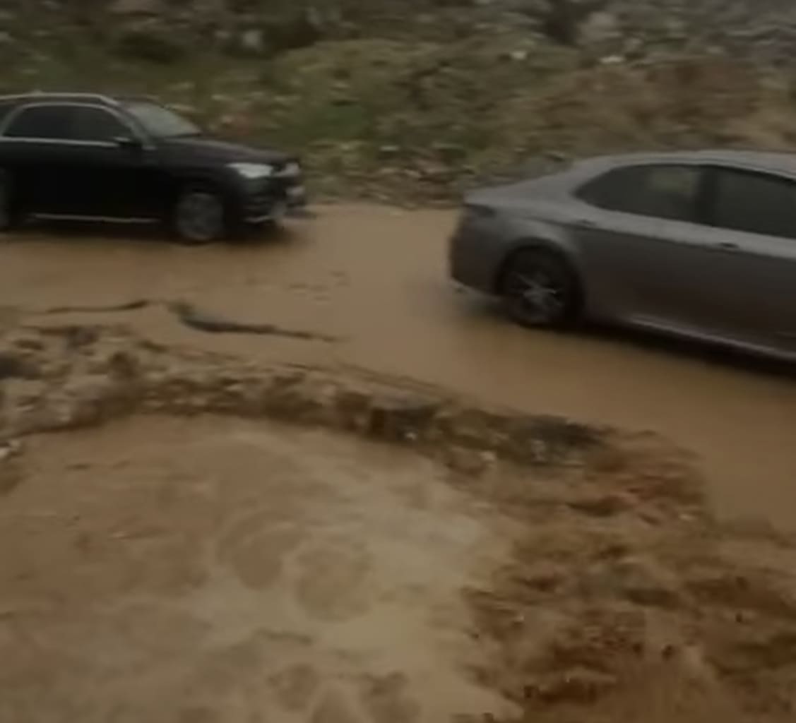 عاجل | بالفيديو .. مياه الأمطار تحاصر السيارات على طريق الترخيص مرج الحمام
