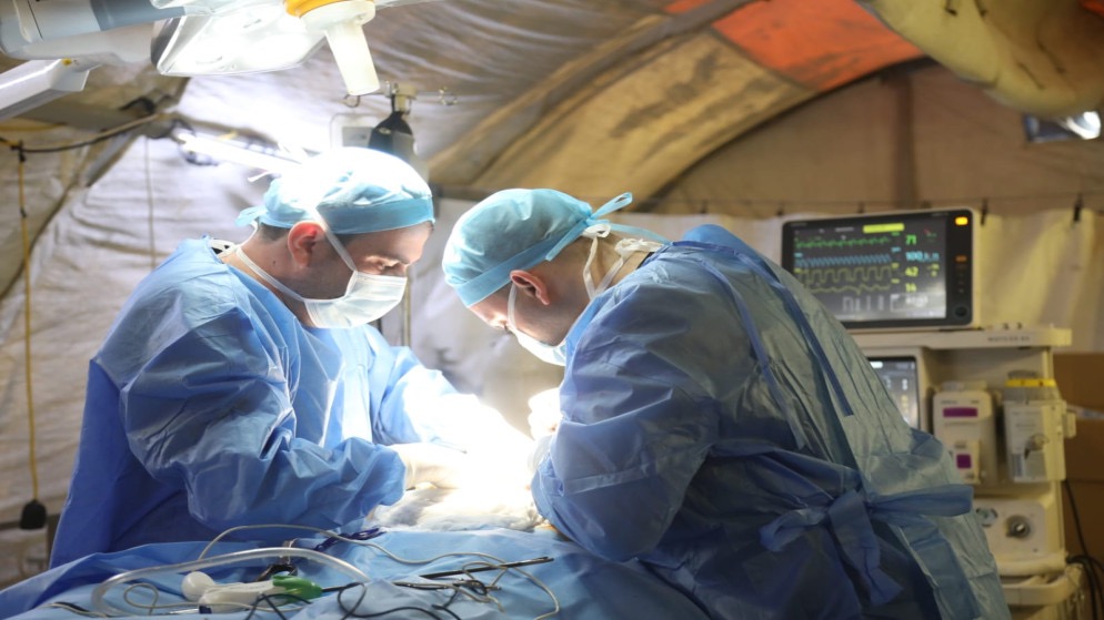 المستشفى الميداني الأردني يجري عملية نوعية لشاب في غزة