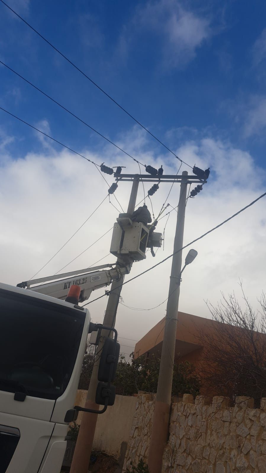 شركة توزيع الكهرباء تعالج تداعيات الأمطار بزمن قياسي .. فيديو وصور