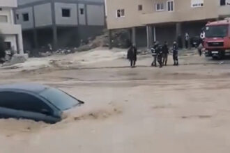 عاجل | الدفاع المدني يحاول انقاذ شاب علق داخل سيارة غرقت من مياه الامطار