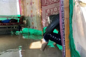 المنخفض الجوي يزيد معاناة النازحين في غزة