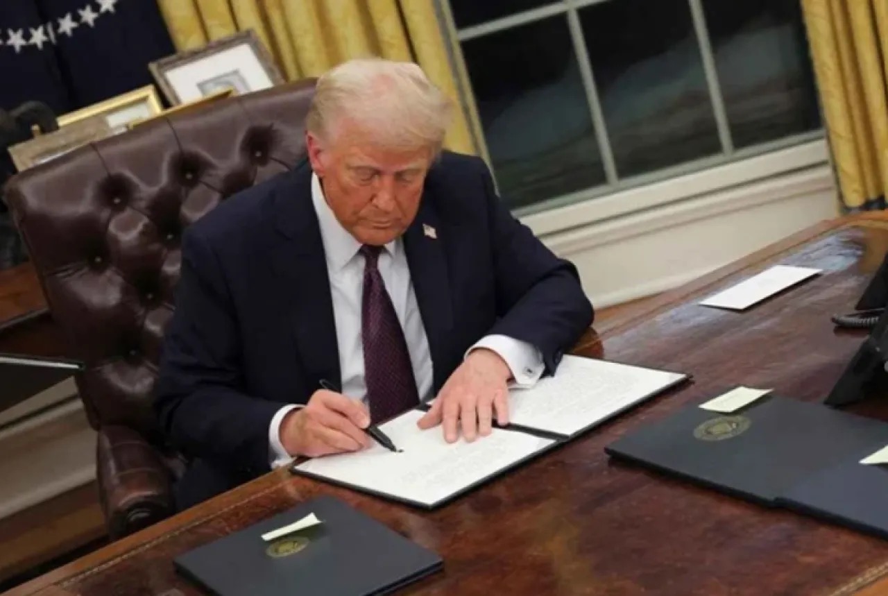 ترامب يخطط لتوسيع حظر السفر إلى أكثر من 30 دولة