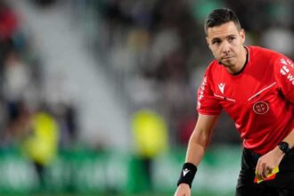 مخاوف برشلونة من حكم مباراة ريال بيتيس