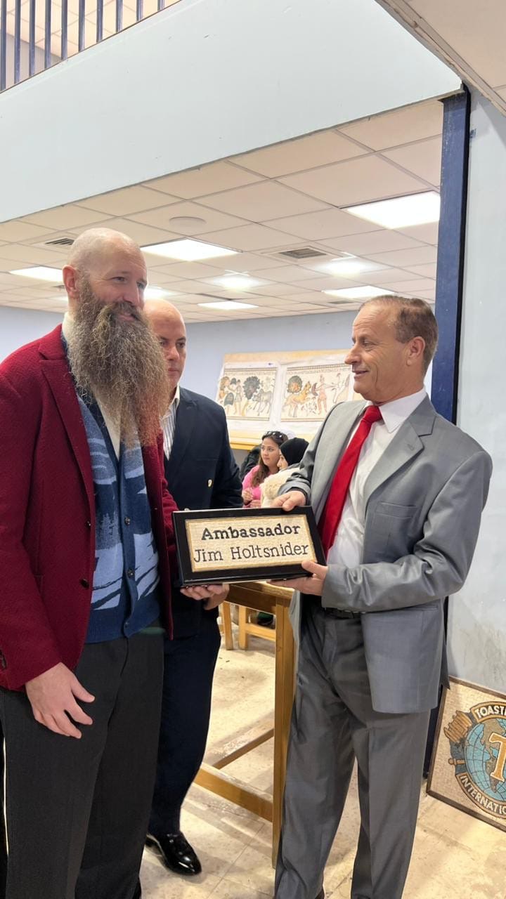 السفير الأمريكي يزور معهد الفسيفساء ويهديه صورته