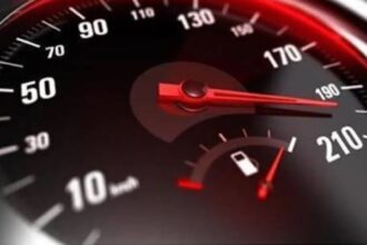 ضبط مركبة تسير بسرعة 205 كم/ساعة بالأزرق