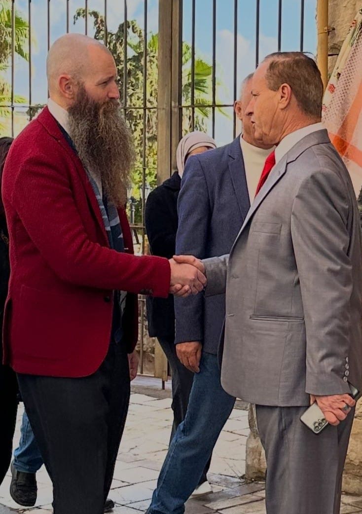 السفير الأمريكي يزور معهد الفسيفساء ويهديه صورته