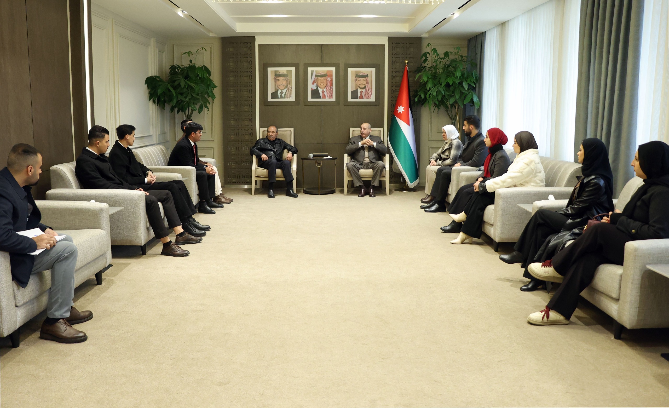 صورة حول : القاضي يلتقي شباب مبادرة "بواسل" القاضي يلتقي شباب مبادرة "بواسل"