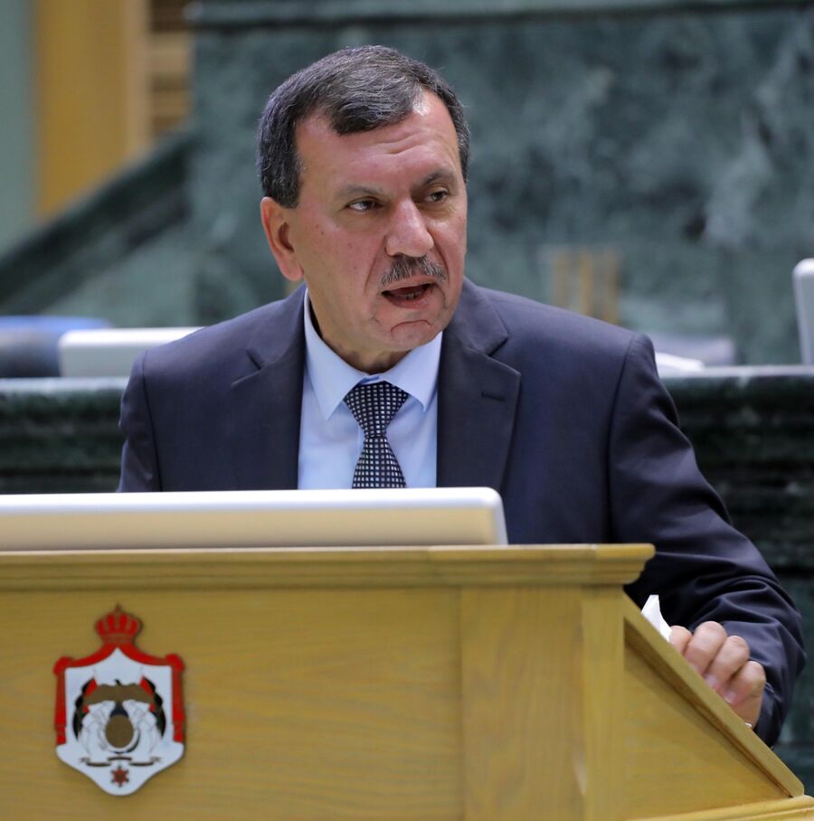 نائب عايش يستنكر تخفيض الضرائب على السجائر الإلكترونية