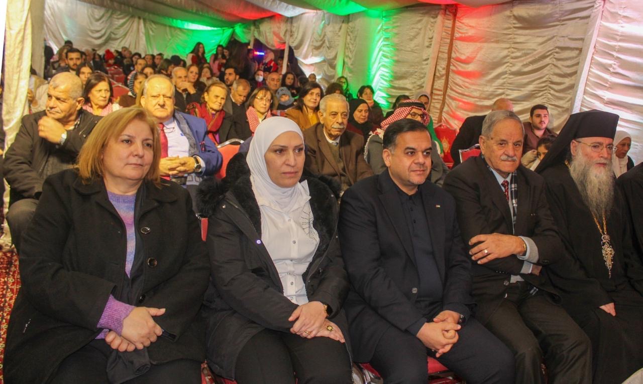 مندوبًا عن وزير السياحة والآثار أمين عام الوزارة الخضير يضيء شجرة عيد الميلاد في تل إربد