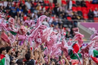 أردني يطلق مبادرة "هَدبتلّي" ويوزع أكثر من 10 آلاف علم وشماغ دعمًا للمنتخب في كأس العرب