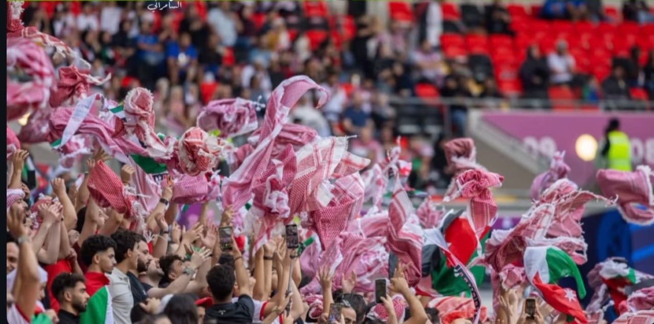 صورة حول : أردني يطلق مبادرة "هَدبتلّي" ويوزع أكثر من 10 آلاف علم وشماغ دعمًا للمنتخب في كأس العرب أردني يطلق مبادرة "هَدبتلّي" ويوزع أكثر من 10 آلاف علم وشماغ دعمًا للمنتخب في كأس العرب