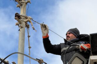 شركة توزيع الكهرباء تعالج تداعيات الأمطار بزمن قياسي .. فيديو وصور