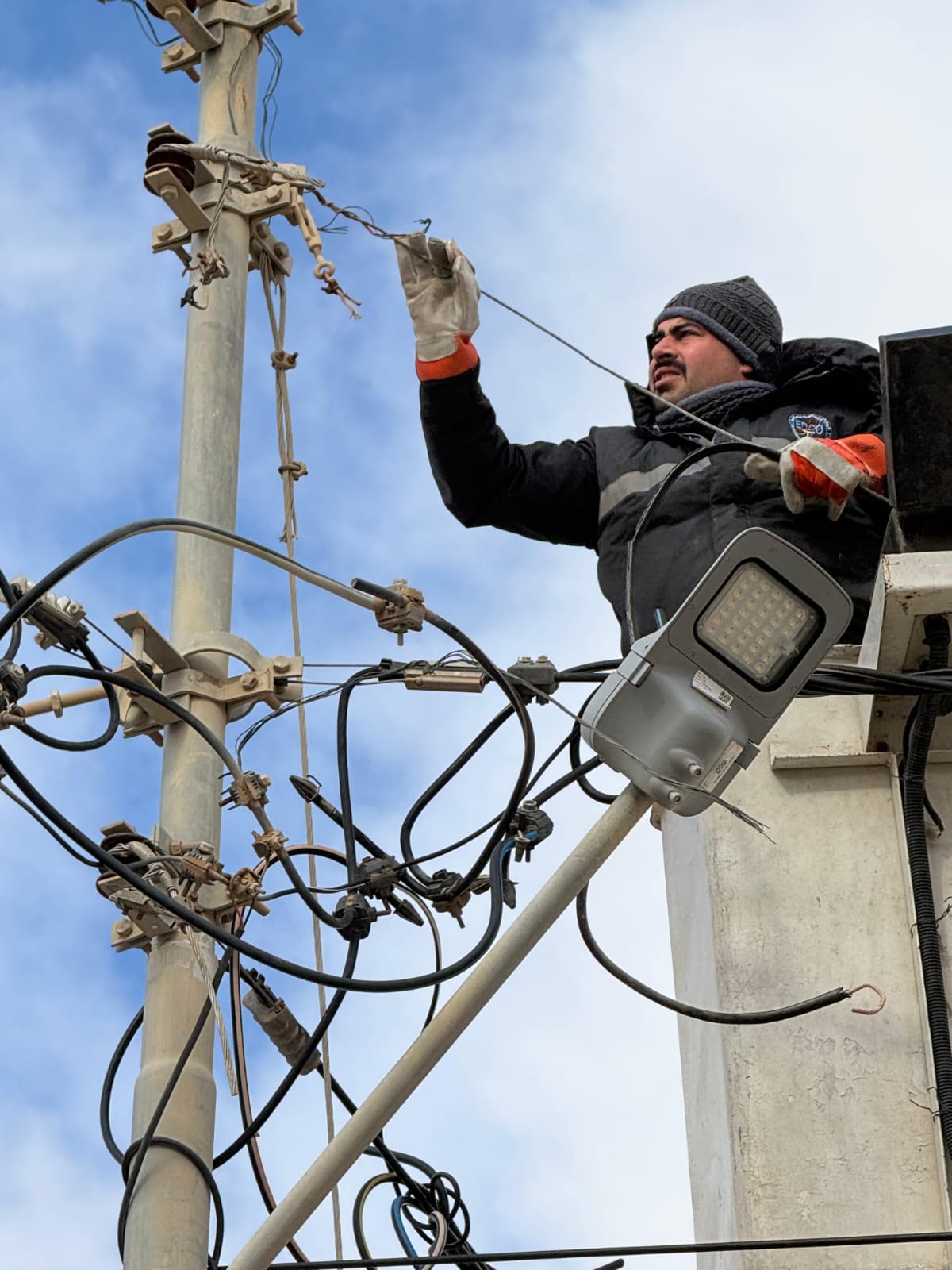 شركة توزيع الكهرباء تعالج تداعيات الأمطار بزمن قياسي .. فيديو وصور