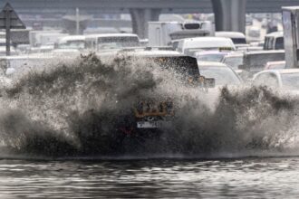 شرطة دبي تحذر السكان: لا تخرجوا من منازلكم إلا للضرورة