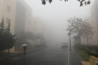 طقس بارد نسبيًا وأمطار خفيفة محتملة اليوم