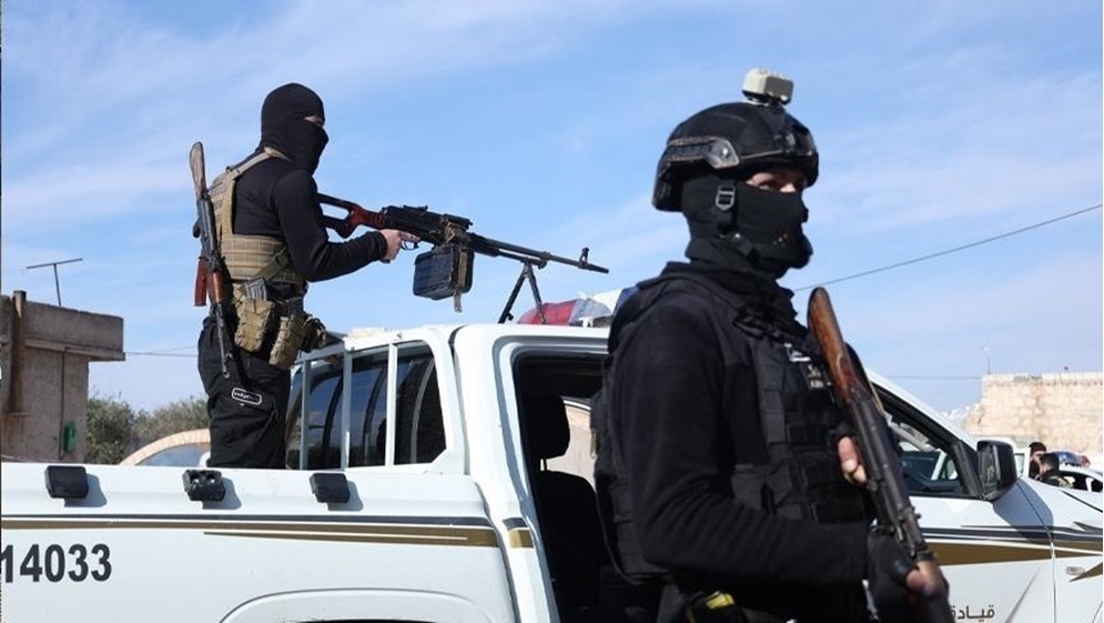 صورة حول : الداخلية السورية تقبض على متهم بجرائم حرب وأنشطة إجرامية الداخلية السورية تقبض على متهم بجرائم حرب وأنشطة إجرامية