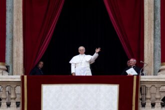 البابا يدعو روسيا وأوكرانيا للحوار الصادق خلال رسالته الميلادية