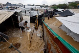 الأمطار والرياح تغرق خيام النازحين في غزة