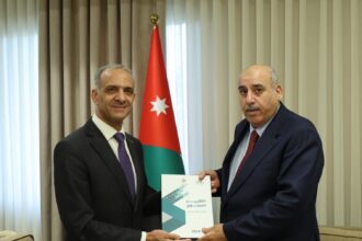 القاضي يستلم تقرير ديوان المحاسبة لعام 2024 ويؤكد دعم المجلس لدوره الرقابي