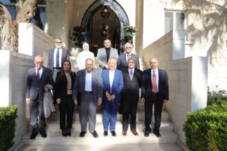 *رئيس الديوان الملكي يلتقي وفدا من جماعة عمان لحوارات المستقبل*