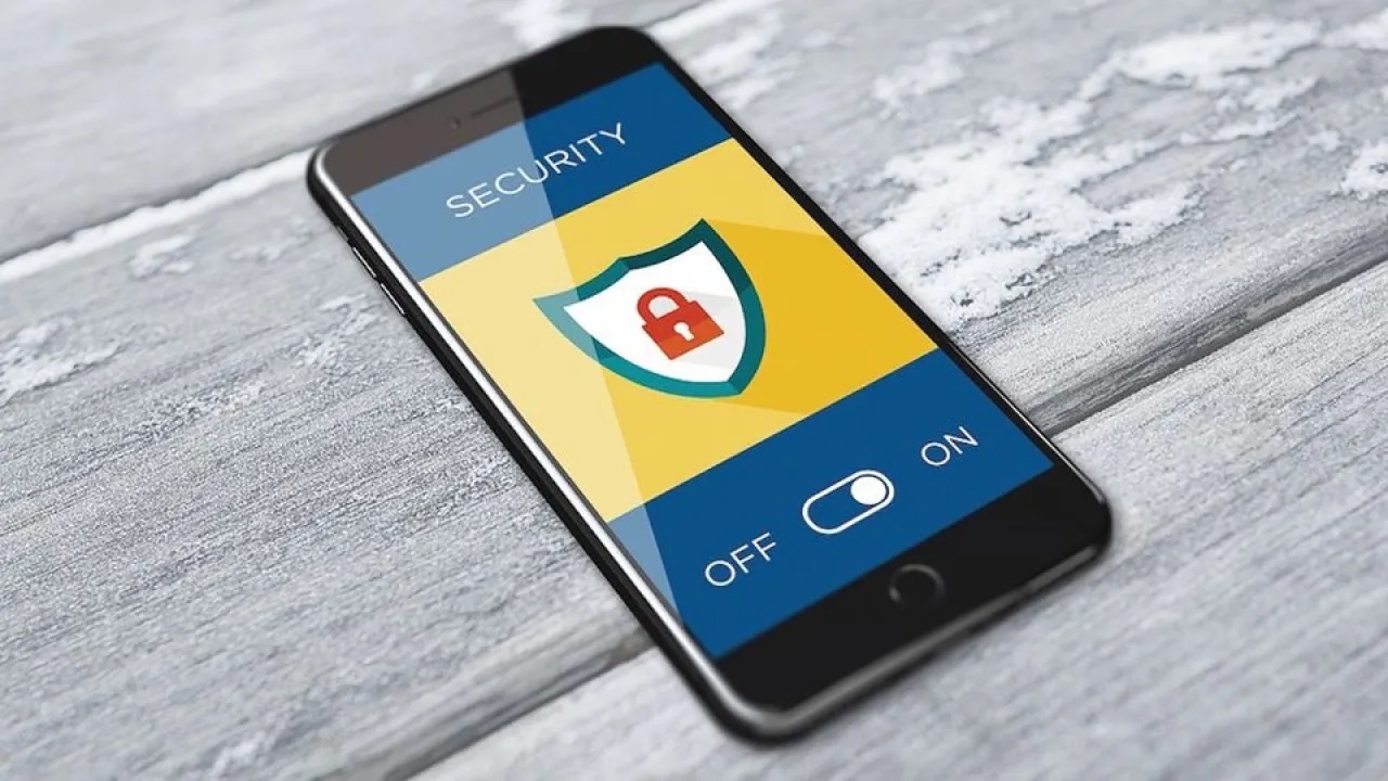 كيفية حماية هاتفك الذكي من التجسس الإلكتروني وعلامات الاختراق