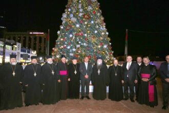 الشواربة يضيء شجرة عيد الميلاد في الدوار السادس