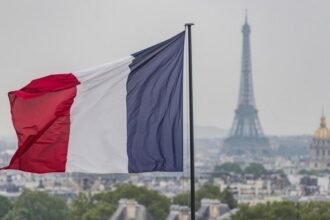 فرنسا تُعدّ خطة طوارئ دفاعية تحسبًا لتعطّل إقرار ميزانية 2026