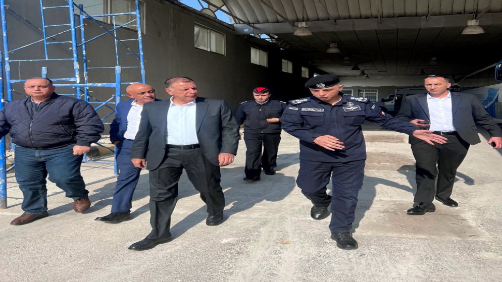 وزير الداخلية يتفقد سير الأعمال الإنشائية في جسر الملك حسين