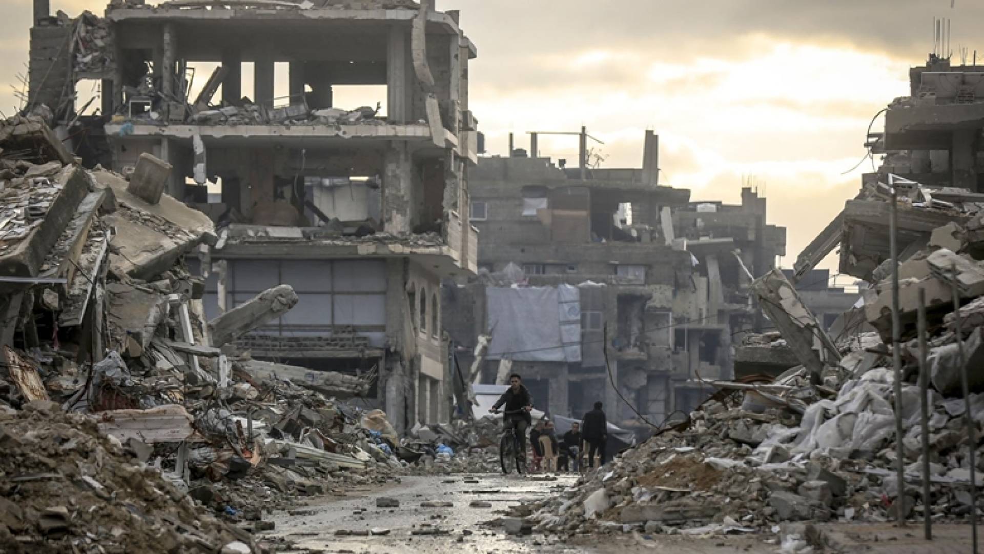 انهيار مبنيين في غزة جراء الأمطار والرياح الشديدة